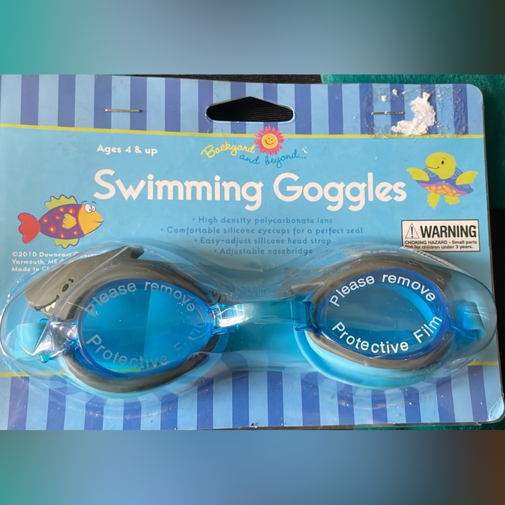 Swimming goggles